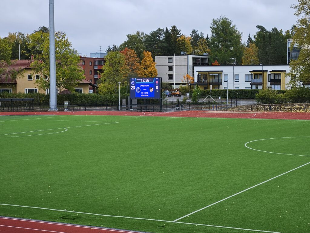 Jalkapallon tulostaulu Järvenpään keskusurheilukentälle