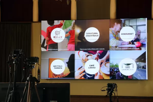 Videoseinät paneeleista koottuna