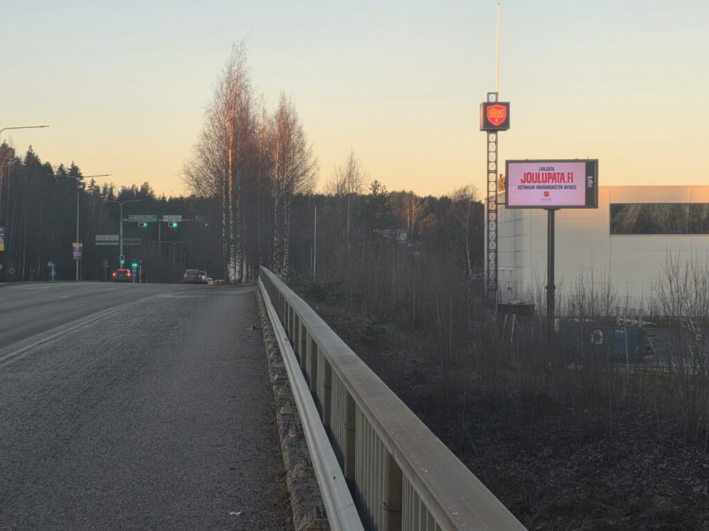 Medialiiga Tampere, Messukylänkatu – korkea tienvarsinäyttö